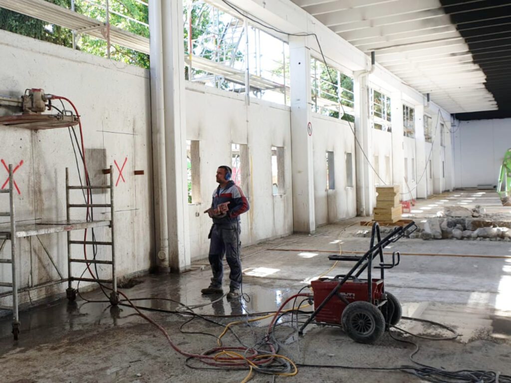 Neubau: Betonschnitt für Fenster - Beton schneiden, Fenster einbauen